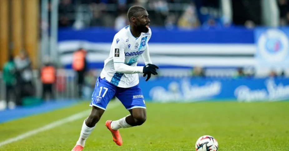 Le Paris FC recrute l'attaquant malien Lassine Sinayoko pour un contrat de trois ans.